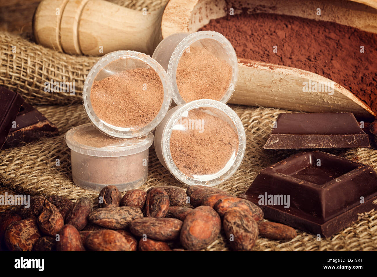 Capsule di cioccolato con il cacao in polvere, le fave di cacao e pezzi di cioccolato. Foto Stock