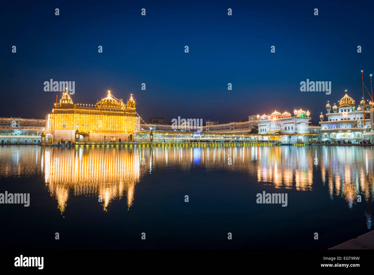 Il Tempio d'Oro dell'Harmandir Sahib accesa fino al crepuscolo di Amritsar, India Foto Stock