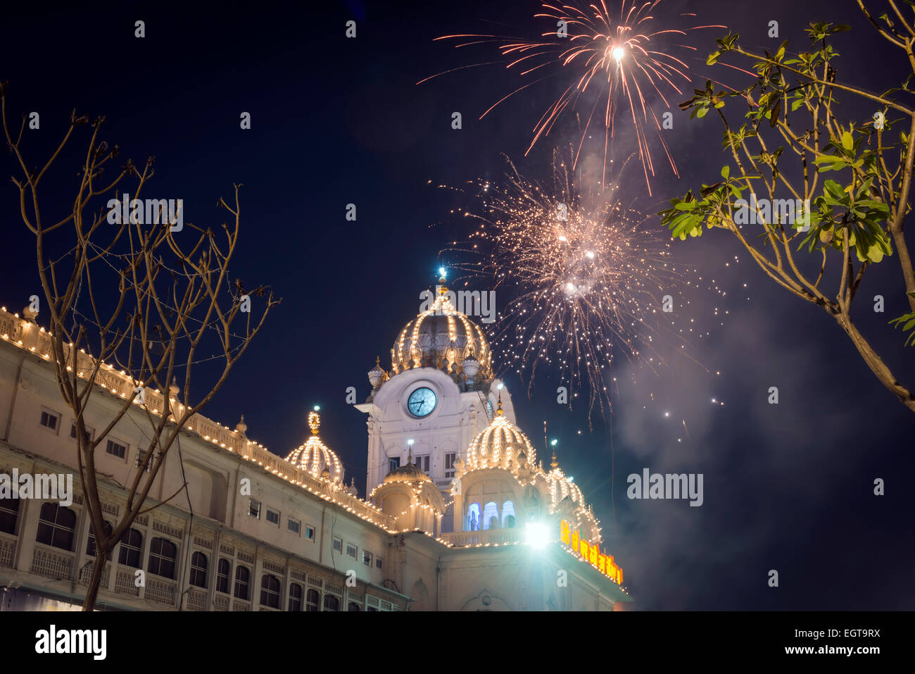 Fuochi d'artificio esplodere sopra il Tempio Dorato, Amritsar Punjab, India Foto Stock