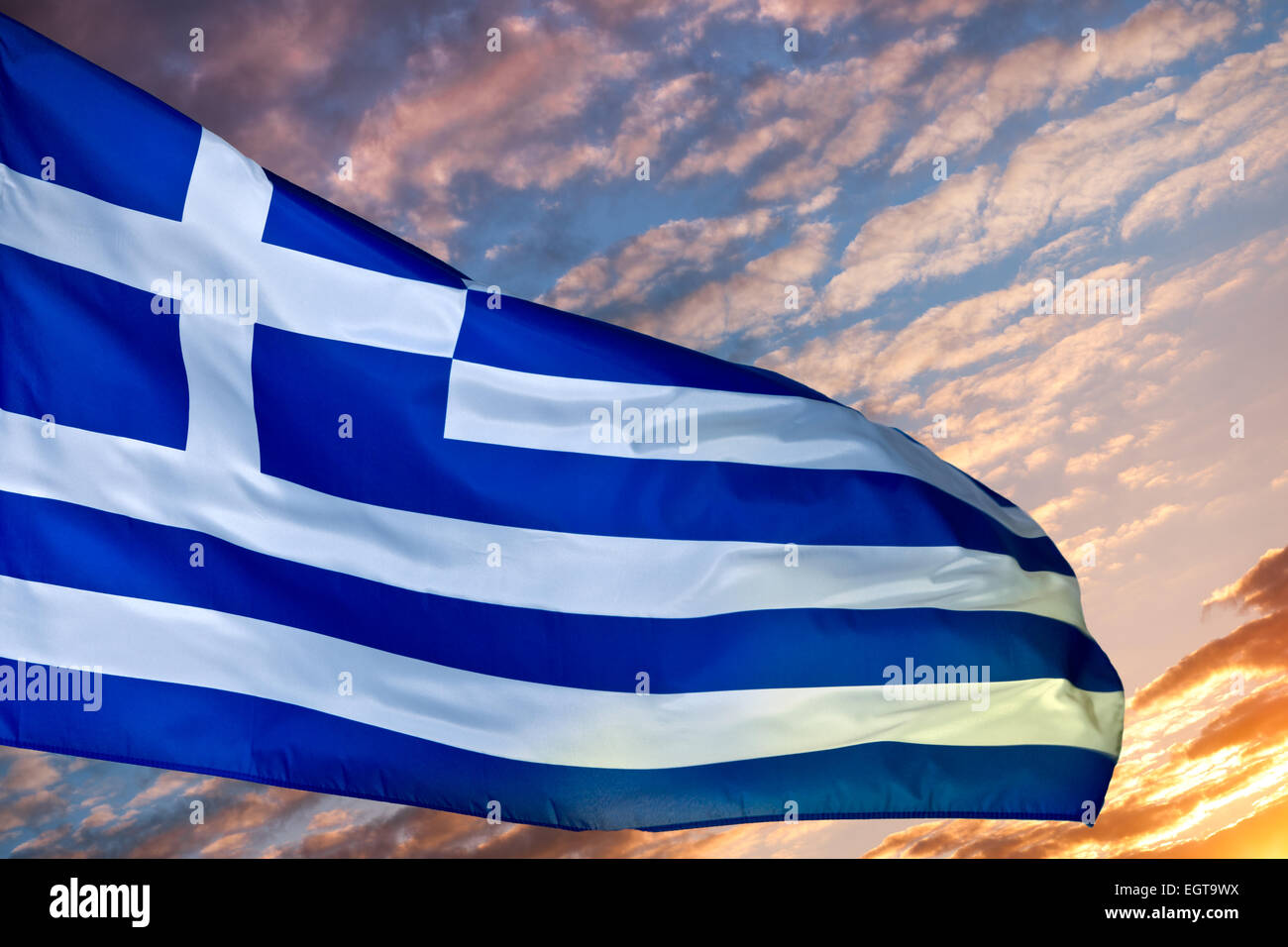 Un'immagine della bandiera nazionale della Grecia contro una nuova alba sunrise. Foto Stock