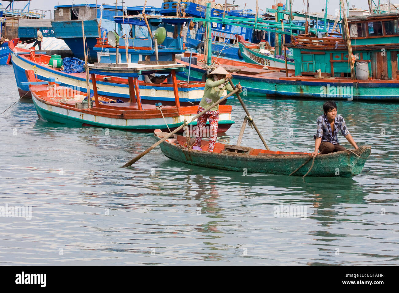 Donna vietnamita in una barca a remi, Phu Quoc Island, Vietnam, Asia del sud-est asiatico Foto Stock