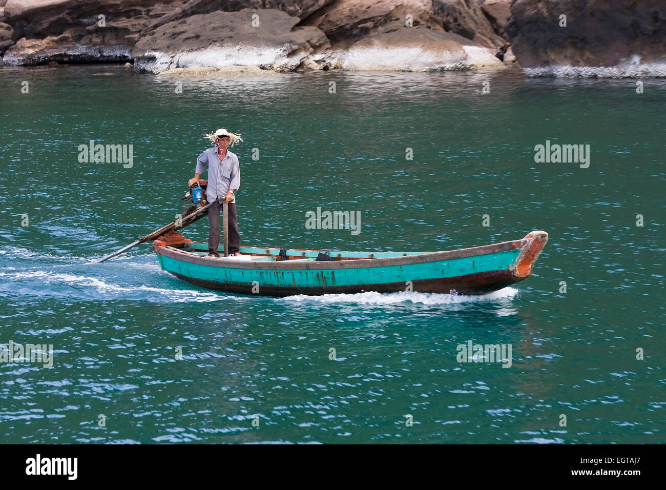 Donna vietnamita in una barca a remi, Phu Quoc Island, Vietnam, Asia del sud-est asiatico Foto Stock