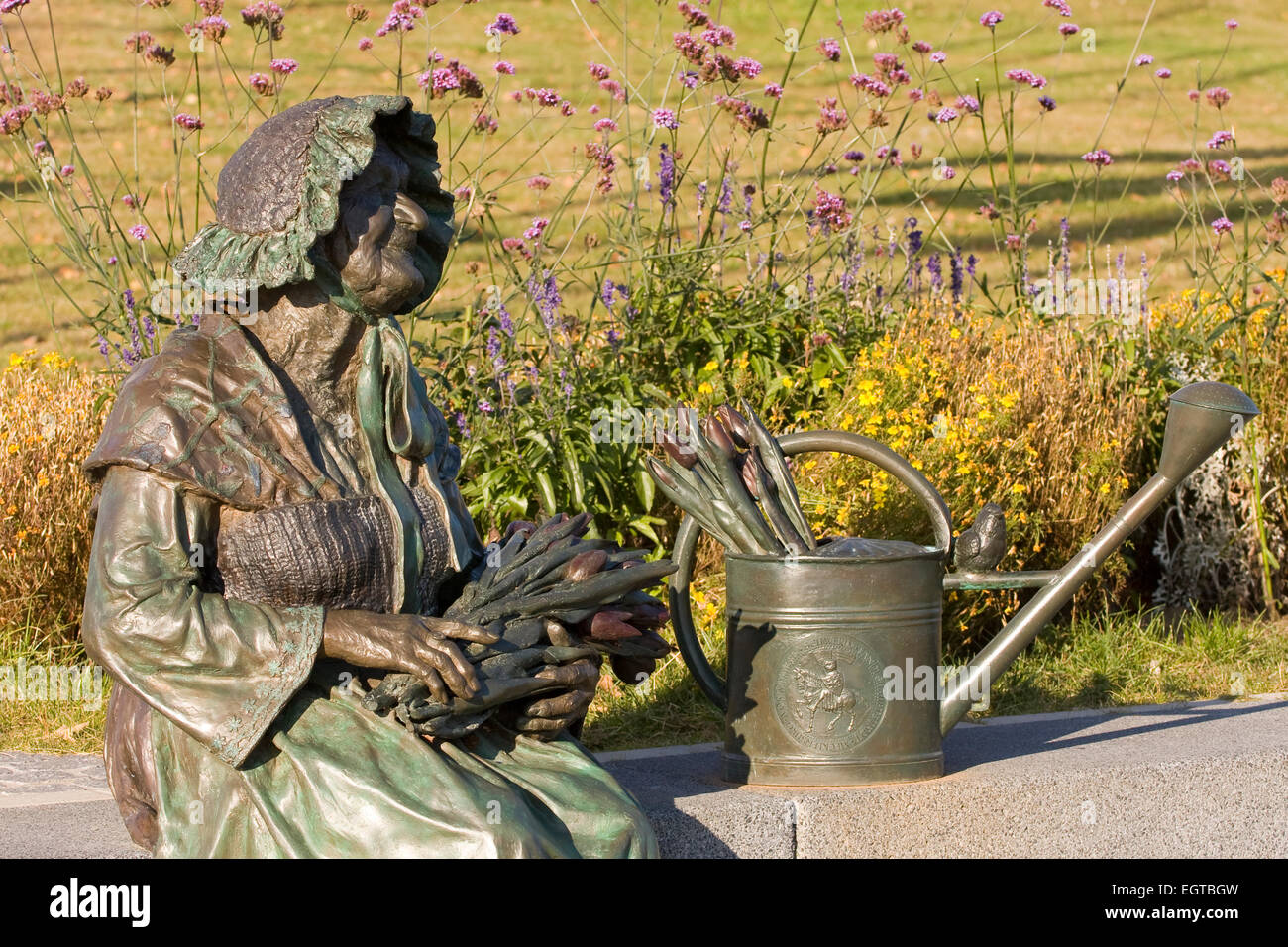 Figura in bronzo di una donna presso il Castello di Schwerin, Meckelnburg-Vorpommern, Germania Foto Stock