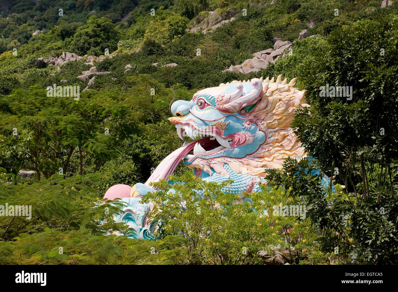 Cao Dai temple dragon figura a Tay Ninh, Vietnam, sud-est asiatico Foto Stock
