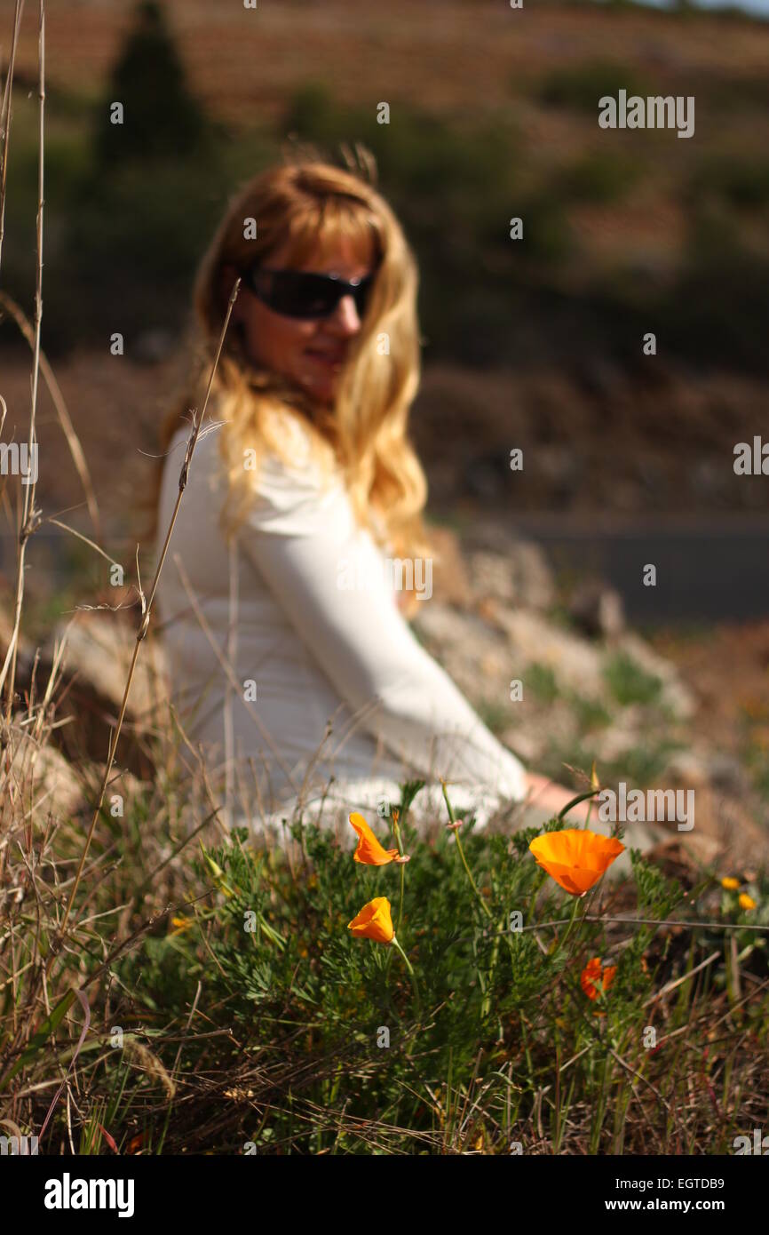 Escursionista femmina donna seduta turistica di fiori da un sentiero di Tenerife parco nazionale Foto Stock