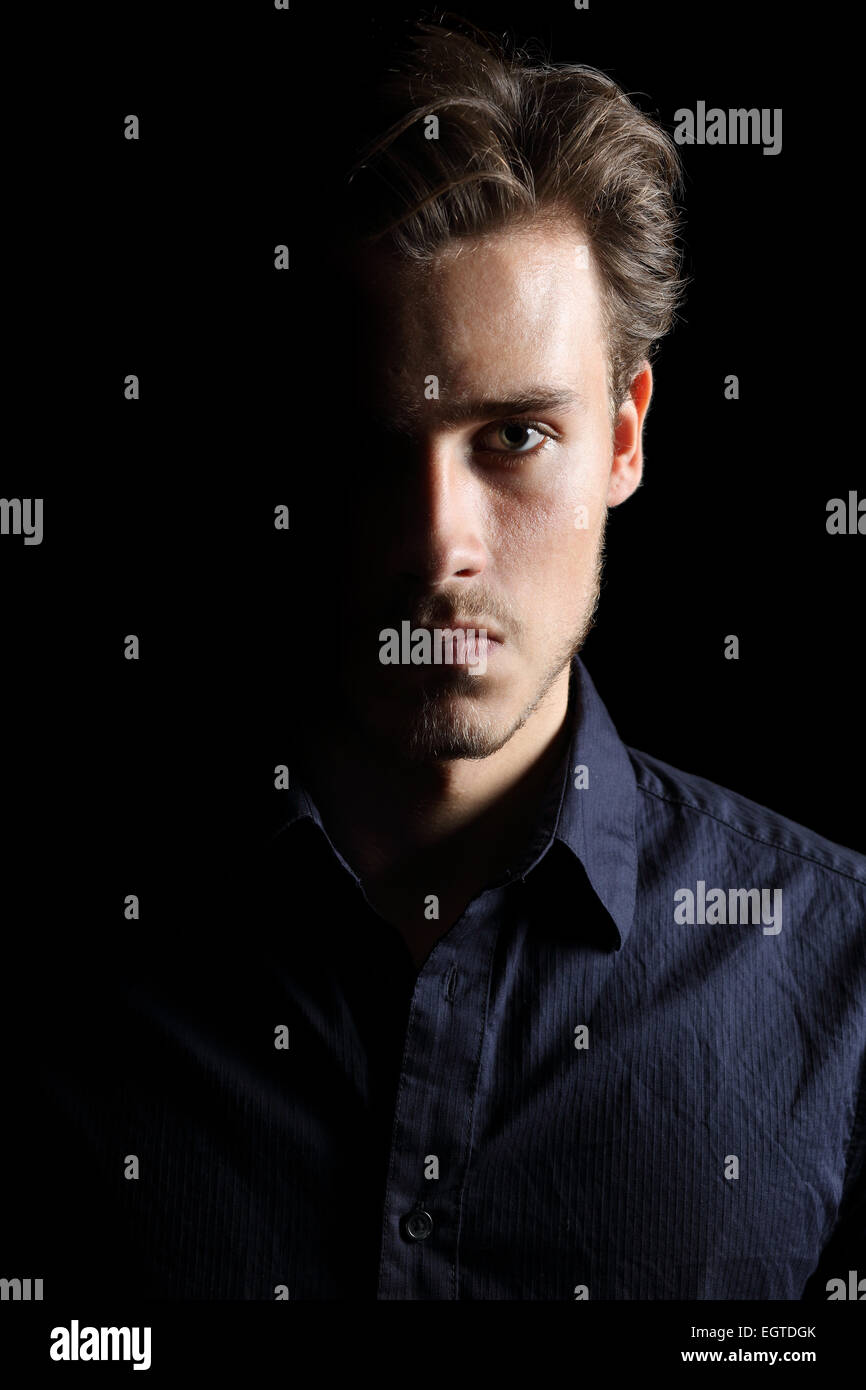 Ritratto di un uomo arrabbiato espressione isolata su uno sfondo nero Foto Stock