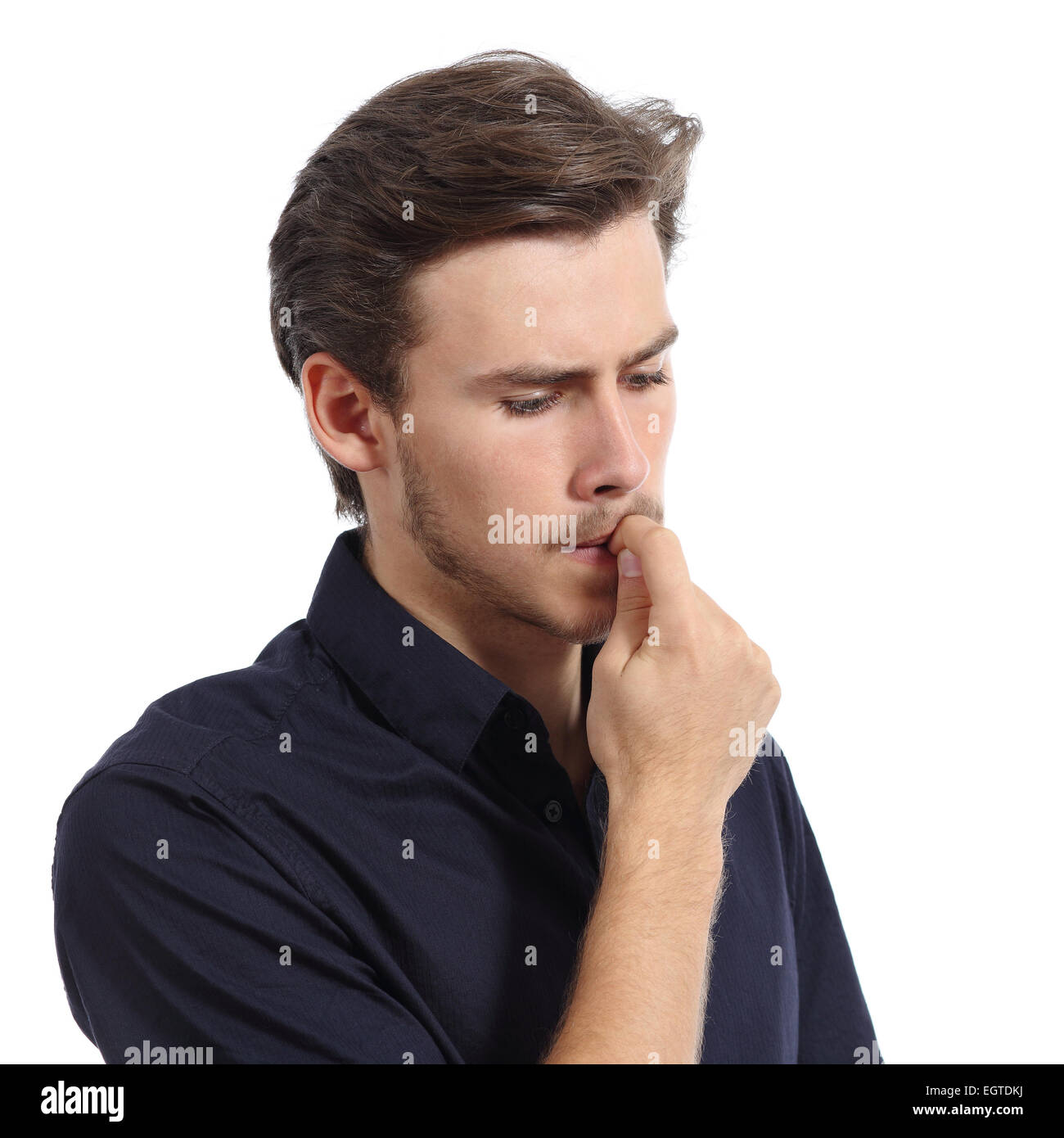 Giovane uomo ha sottolineato o preoccupati di mordere le unghie isolato su uno sfondo bianco Foto Stock
