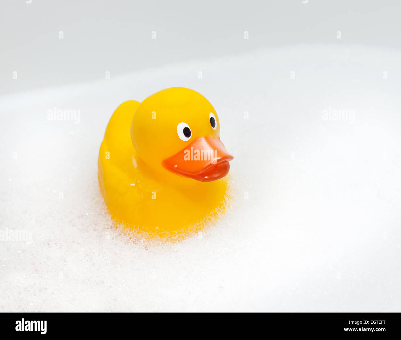 Carino rubber duck galleggianti in schiuma isolato con spazio di copia Foto Stock