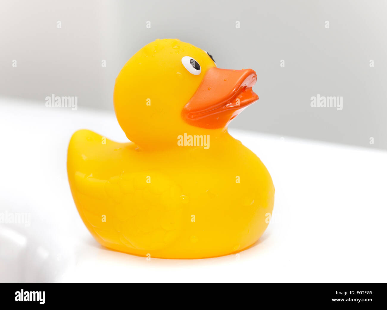 Carino rubber duck sul bordo della vasca da bagno. Foto Stock