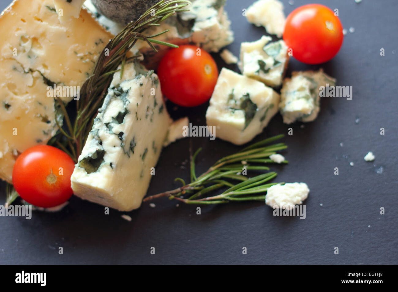 Il Roquefort e composizione su sfondo scuro Foto Stock