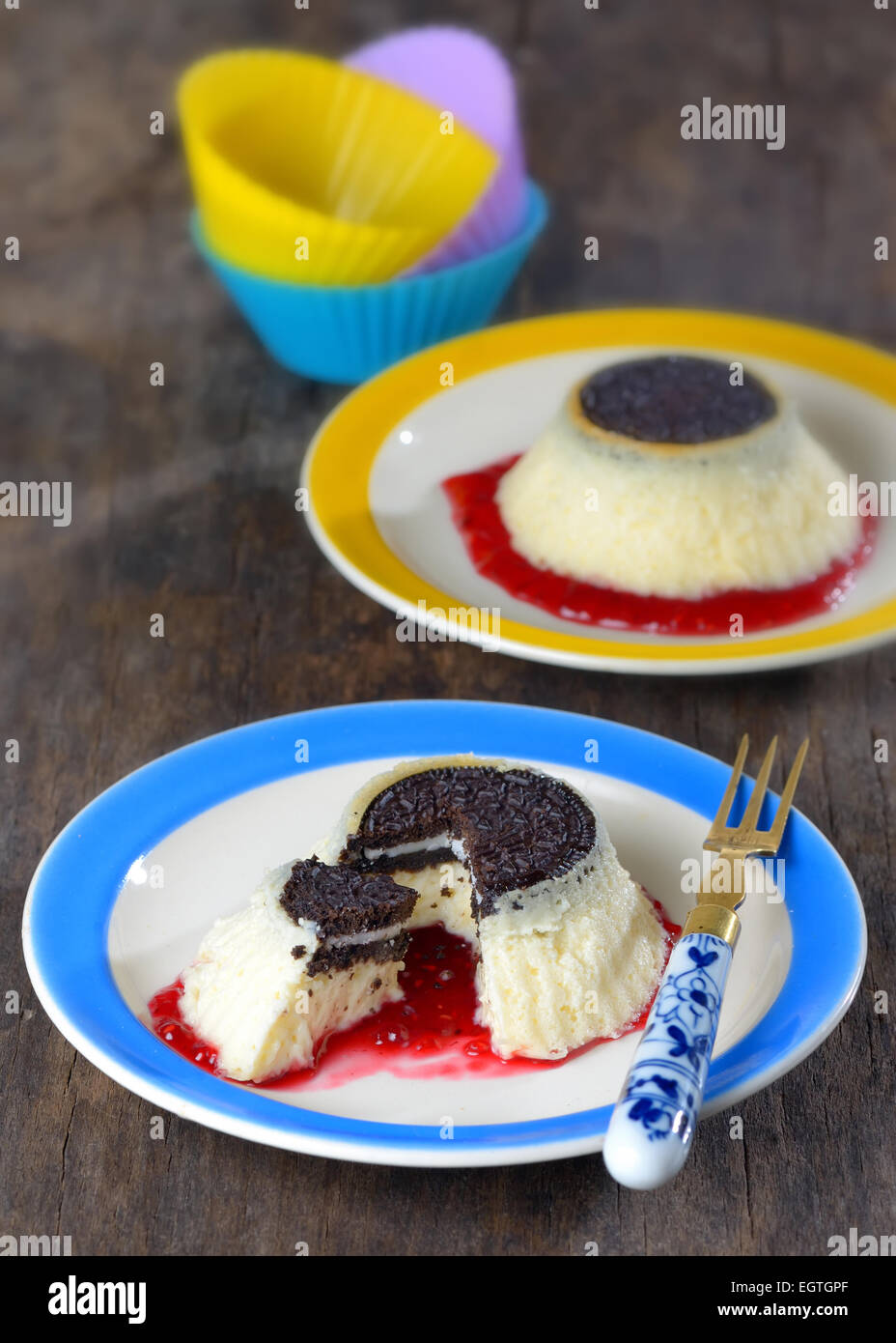 Mini Cheesecake con biscotti e lamponi Foto Stock