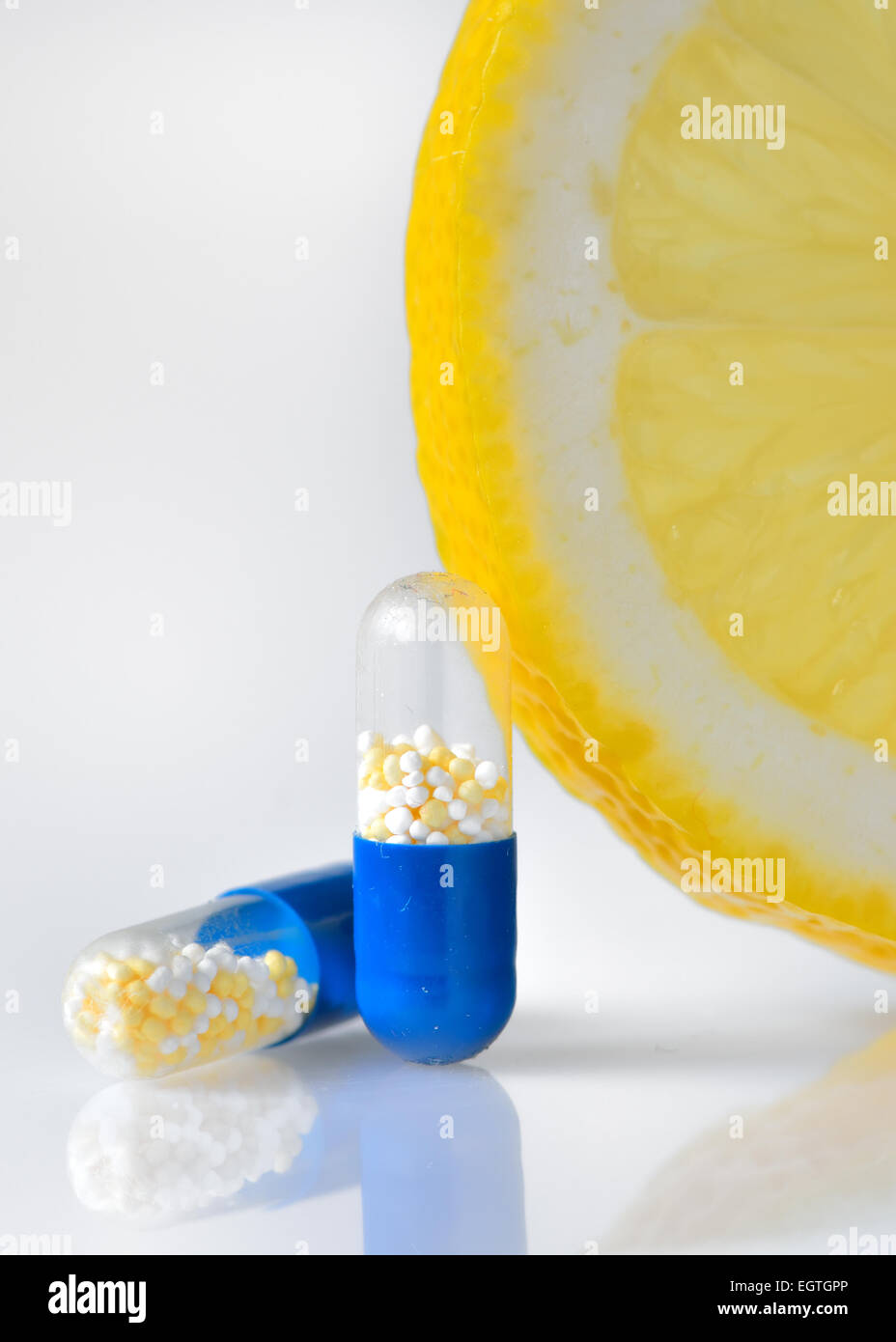 La vitamina c pillole e fetta di limone Foto Stock