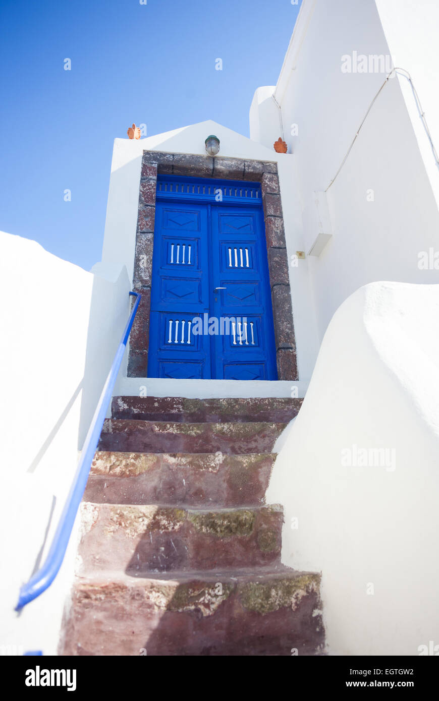 Tipico blu porta con scale. Isola di Santorini, Grecia. Foto Stock