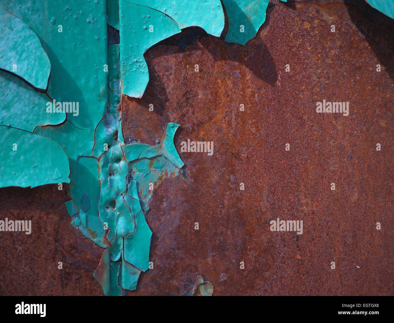 Di ferro arrugginito e la vecchia vernice blu sunlighted Foto Stock