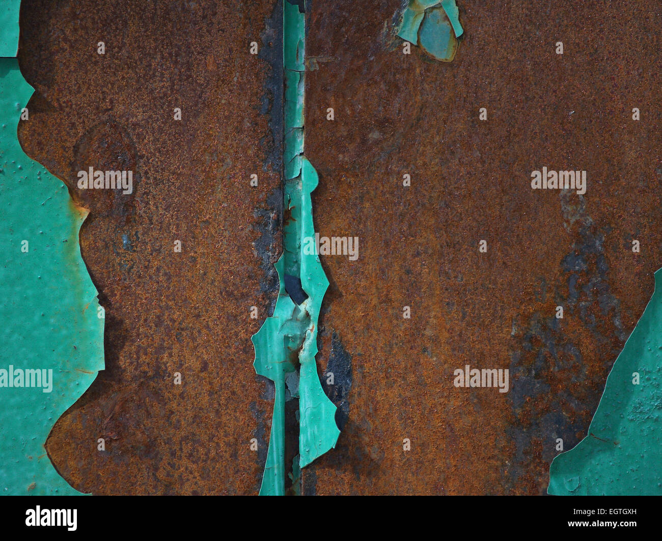 Di ferro arrugginito e strappato vecchia vernice blu Foto Stock