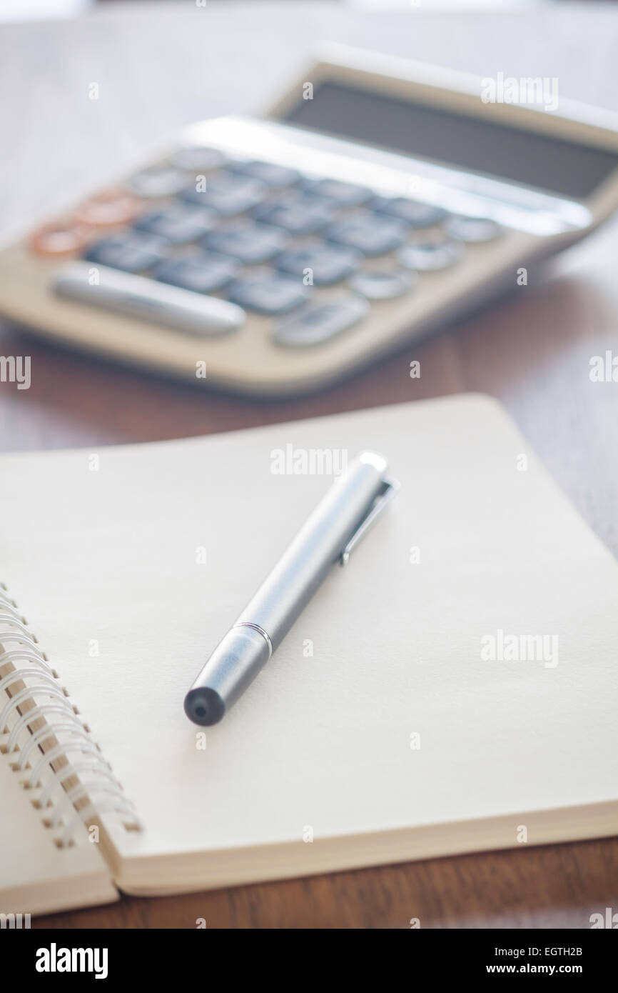 Notebook vuota con la penna sul tavolo di legno, stock photo Foto Stock