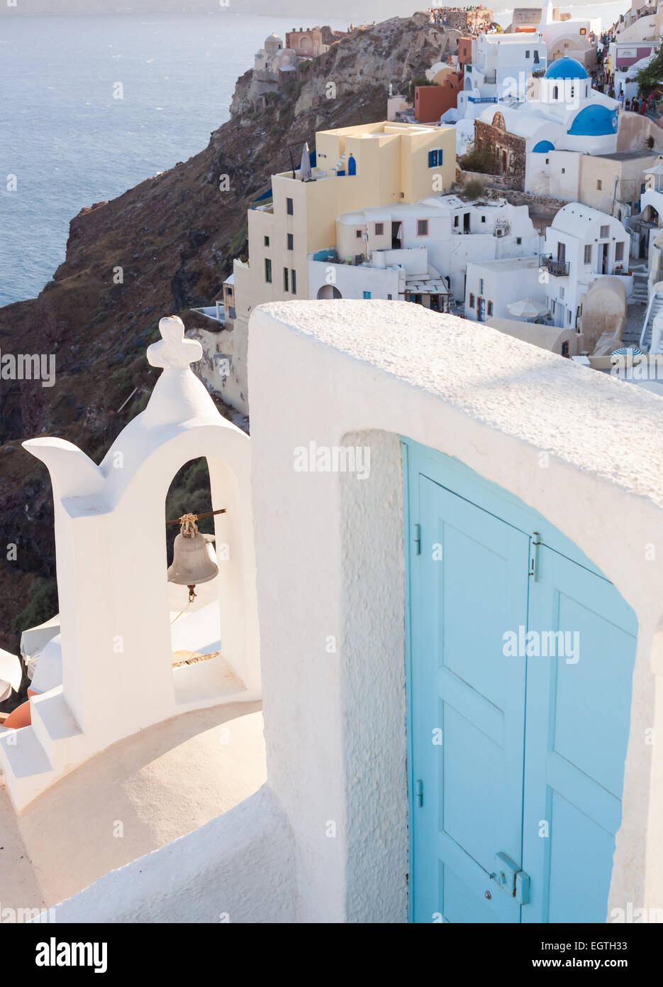 Vista del villaggio di Oia con porta blu e dettagli architettonici, Santorini Foto Stock