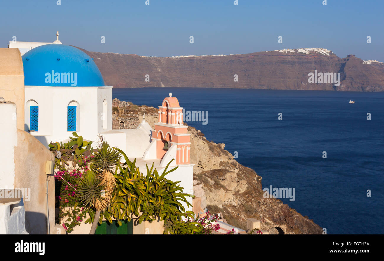 Iconico chiesa con cupola blu e rosa torre campanaria in Oia - Santorini, Cicladi Grecia Foto Stock