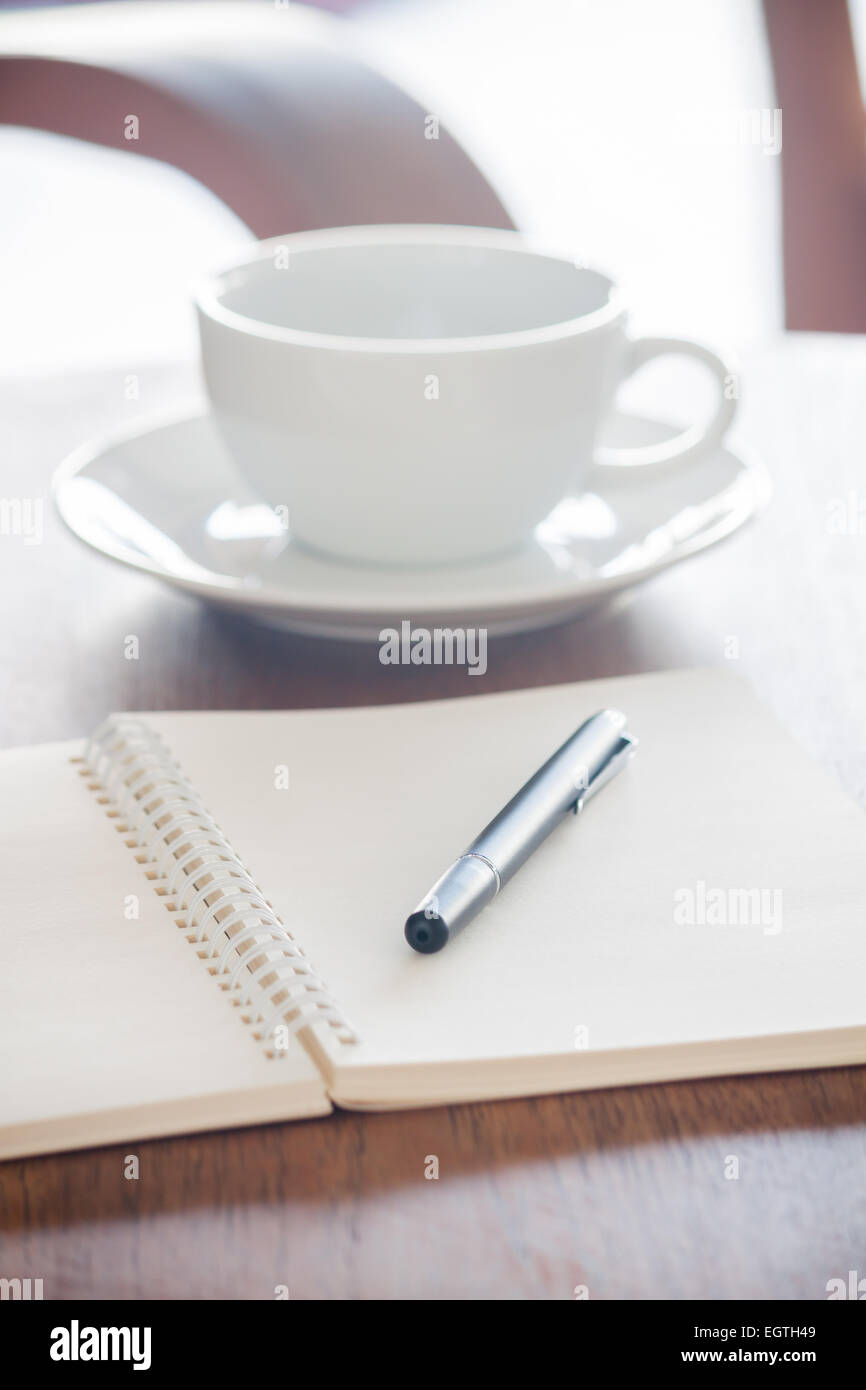 Notebook vuota con la penna sul tavolo di legno, stock photo Foto Stock