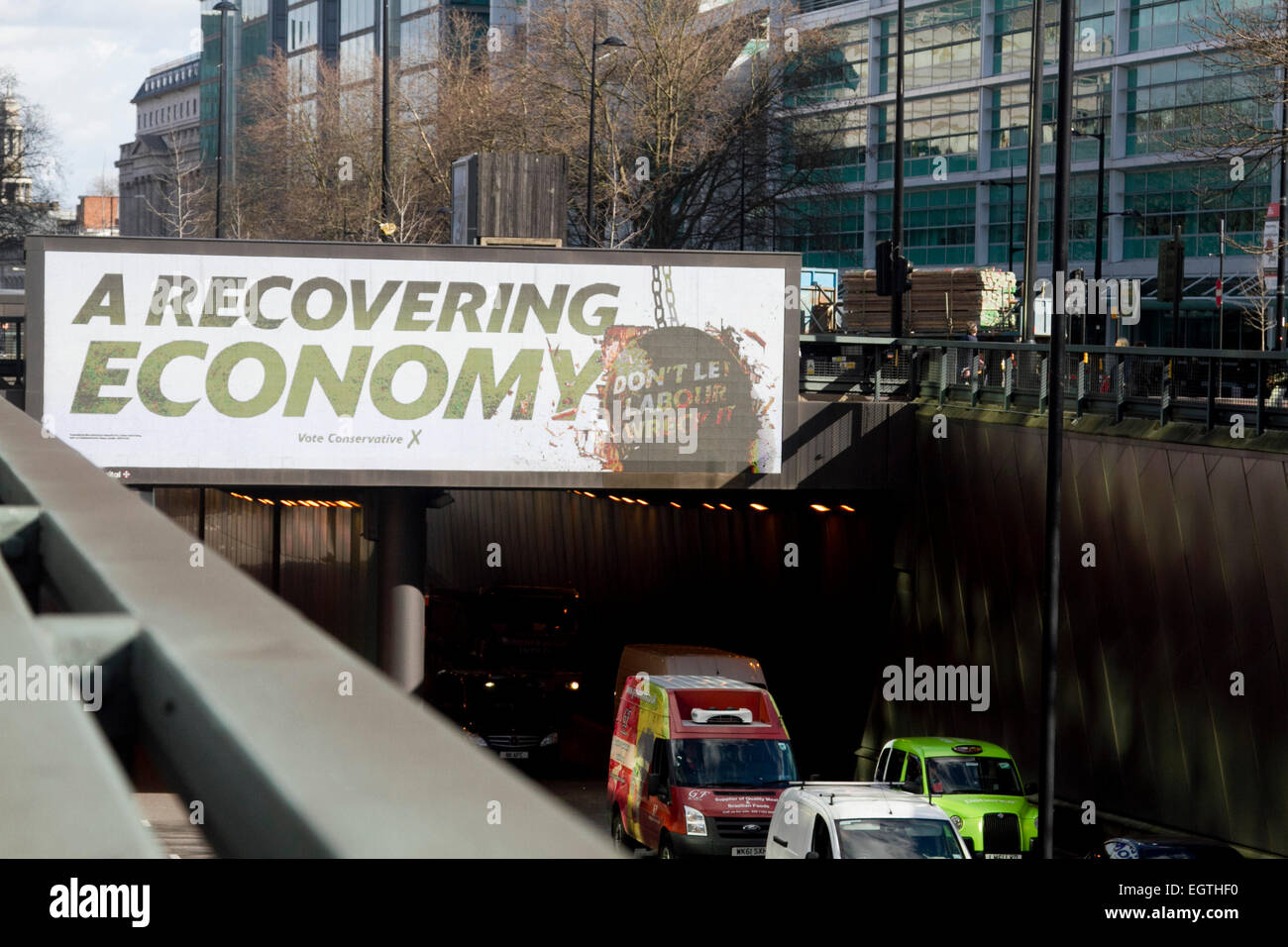 Londra, Regno Unito. 2 Marzo, 2015. Una scheda elettronica lampeggia con una campagna di manifesti dal partito conservatore al di sopra di un sottopassaggio in vista delle prossime elezioni generali in Gran Bretagna. Il Poster recita "Economia di recupero non lasciatevi relitto della manodopera It' Credito: amer ghazzal/Alamy Live News Foto Stock