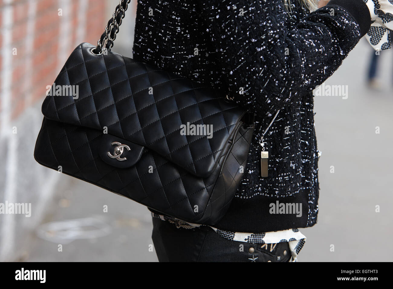 Milano - 26 febbraio: donna pone per i fotografi prima di Fendi show con  borsa Chanel Fashion Week di Milano il giorno 2, Autunno/Inverno 2015 Foto  stock - Alamy