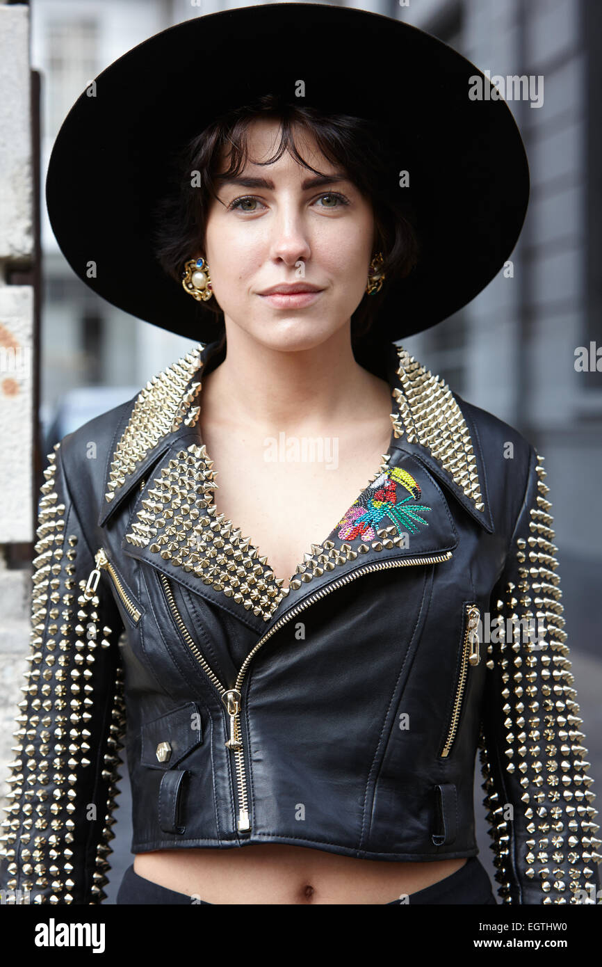 Milano - 26 febbraio: donna pone per i fotografi prima di mostrare la Fashion Week di Milano il giorno 2, Autunno/Inverno 2015/2016 street style Foto Stock