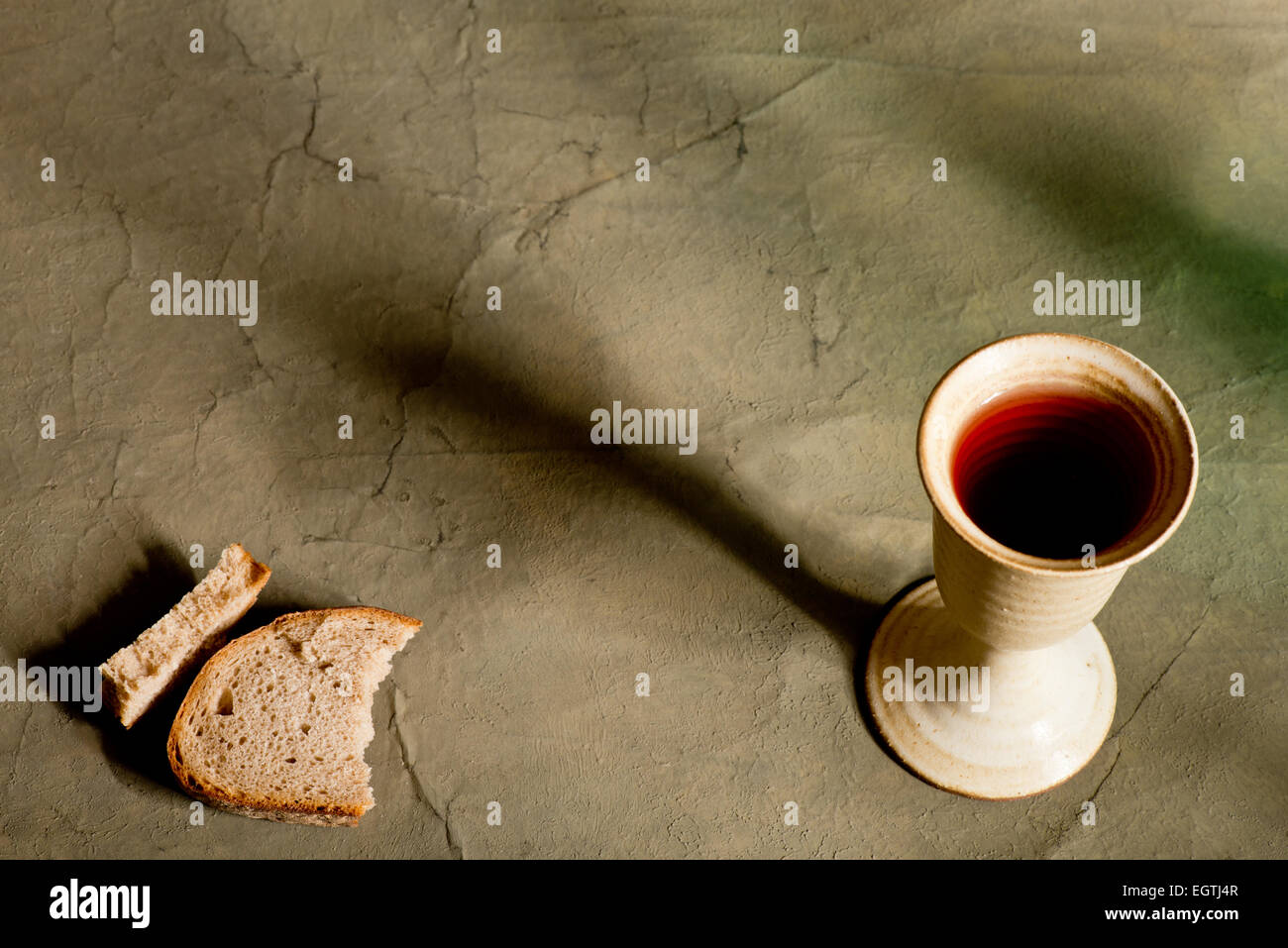 Un calice di vino con il pane sulla tavola Foto Stock