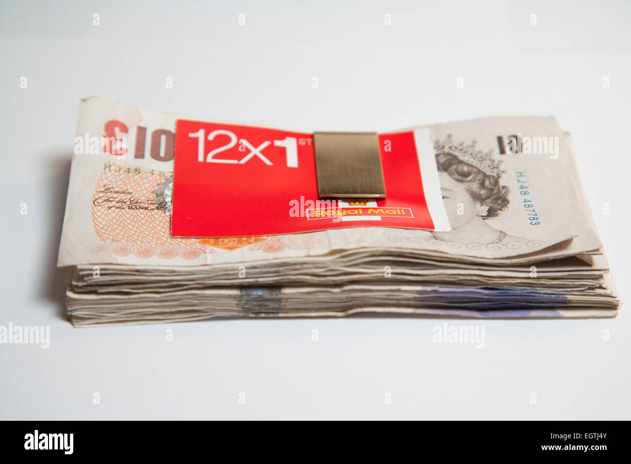 Un mucchio di usato la sterlina britannica contanti € 20 e € 10 note con un libro del Regno Unito primo 1a classe timbri Foto Stock