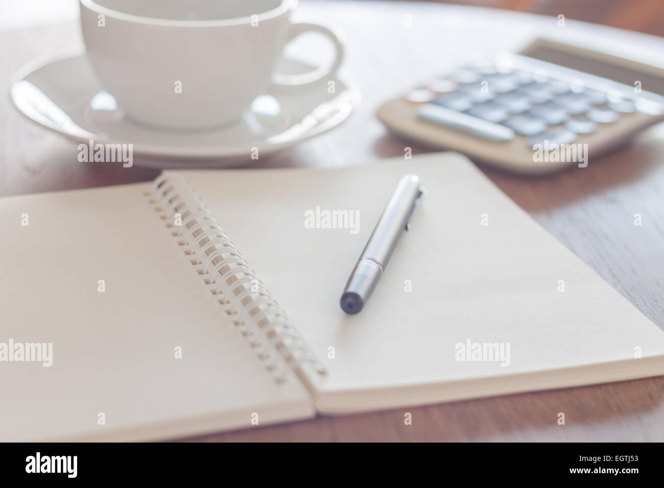 Notebook vuota con la penna sul tavolo di legno, stock photo Foto Stock