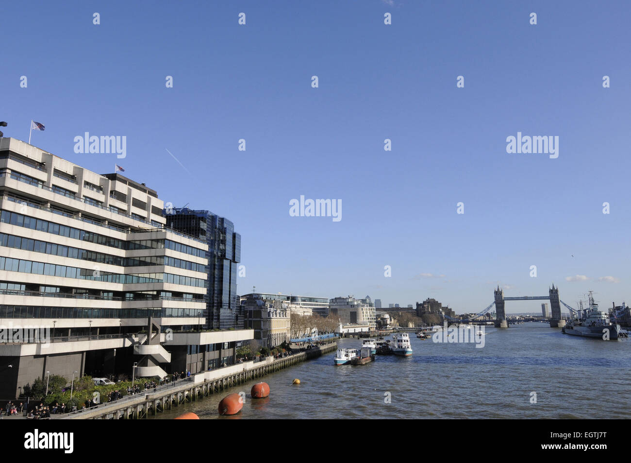 La vista dal Ponte di Londra lungo il Tamigi per la HMS Belfast e il Tower Bridge London Inghilterra England Foto Stock