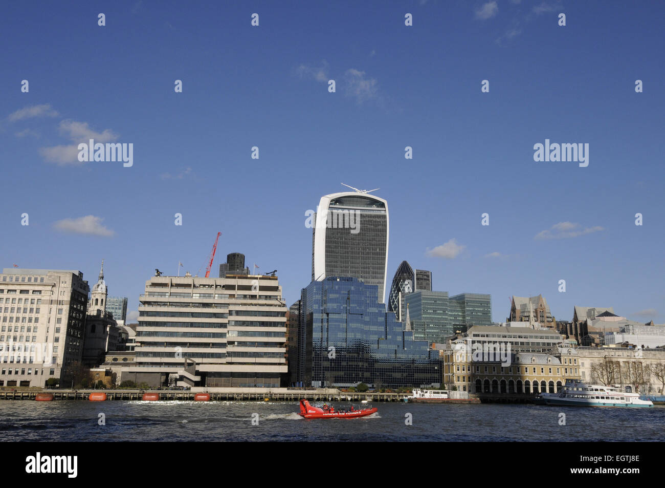 La vista sul fiume Tamigi per il moderno skyline della città di Londra con i walkie-talkie e gli edifici Cheesegrater Londra Foto Stock
