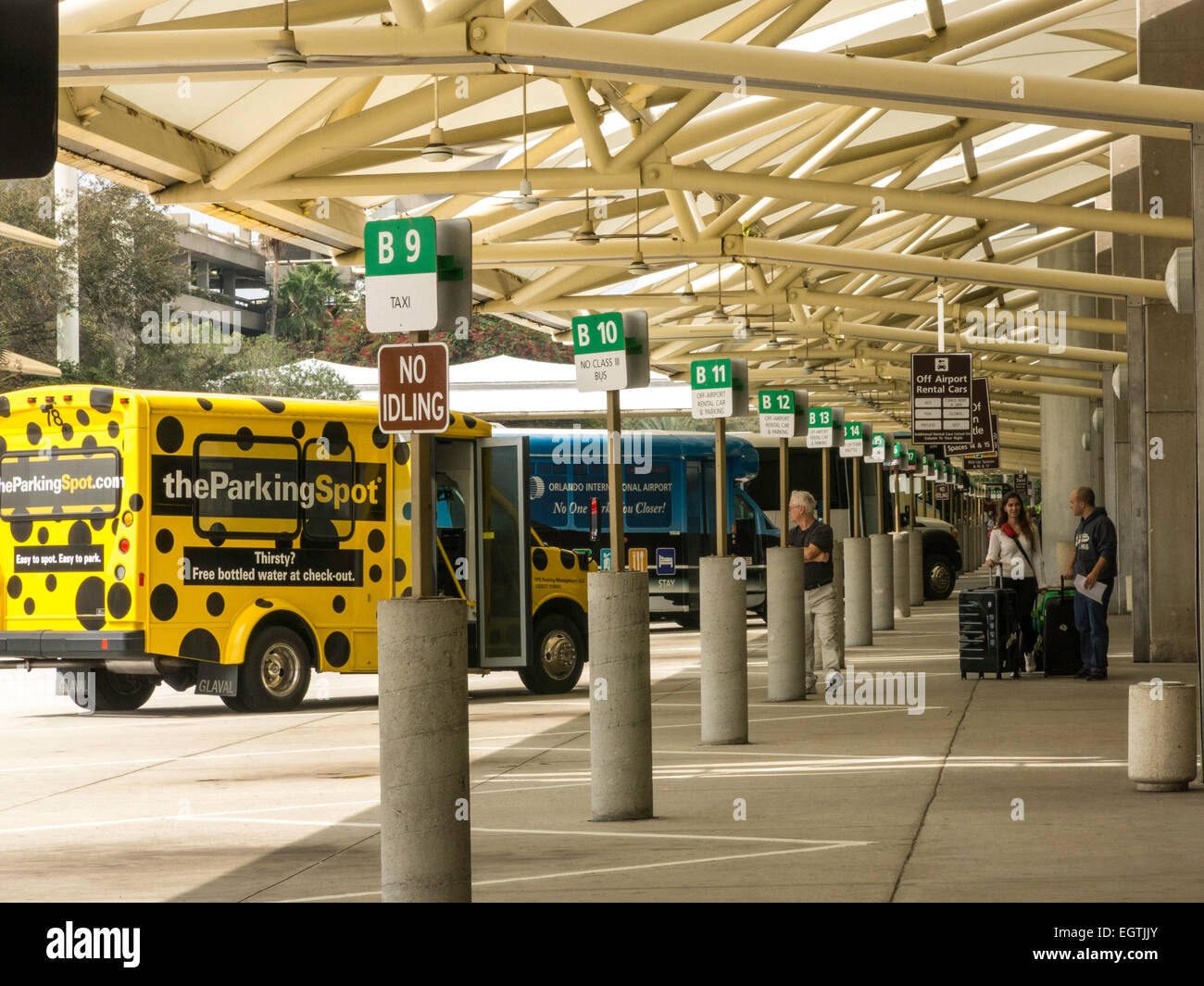 Bus navetta zona di prelievo, l'Aeroporto Internazionale di Orlando, Orlando, FL, Stati Uniti d'America Foto Stock