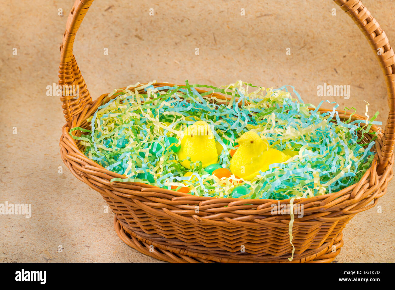 Marshmallow pulcini in un cesto di Pasqua con jelly bean uova Foto Stock