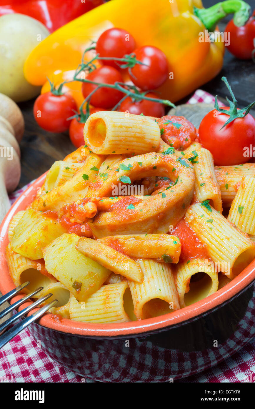 Rosso zuppa di cappone con mezze su maniche pasta italiana Foto Stock