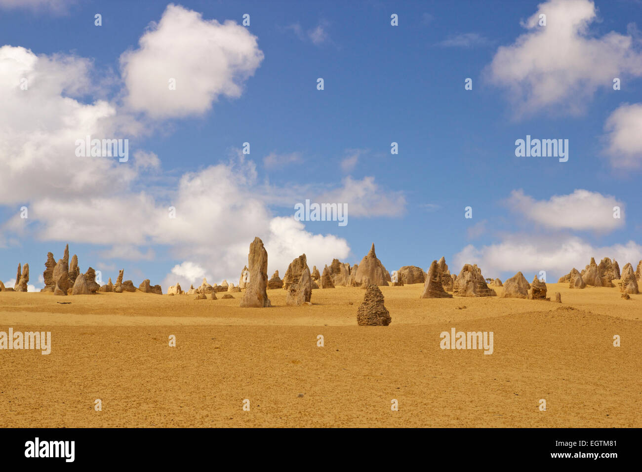 Deserto Pinnacles in Western Australia con cielo blu e nuvole Foto Stock