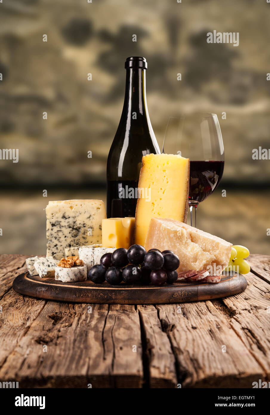 Vari tipi di formaggio con vino rosso in cantina Foto Stock