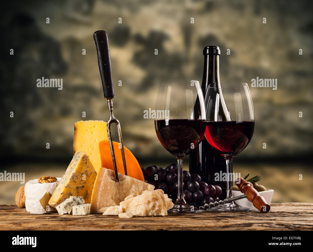 Vari tipi di formaggio con un bicchiere di vino rosso Foto Stock