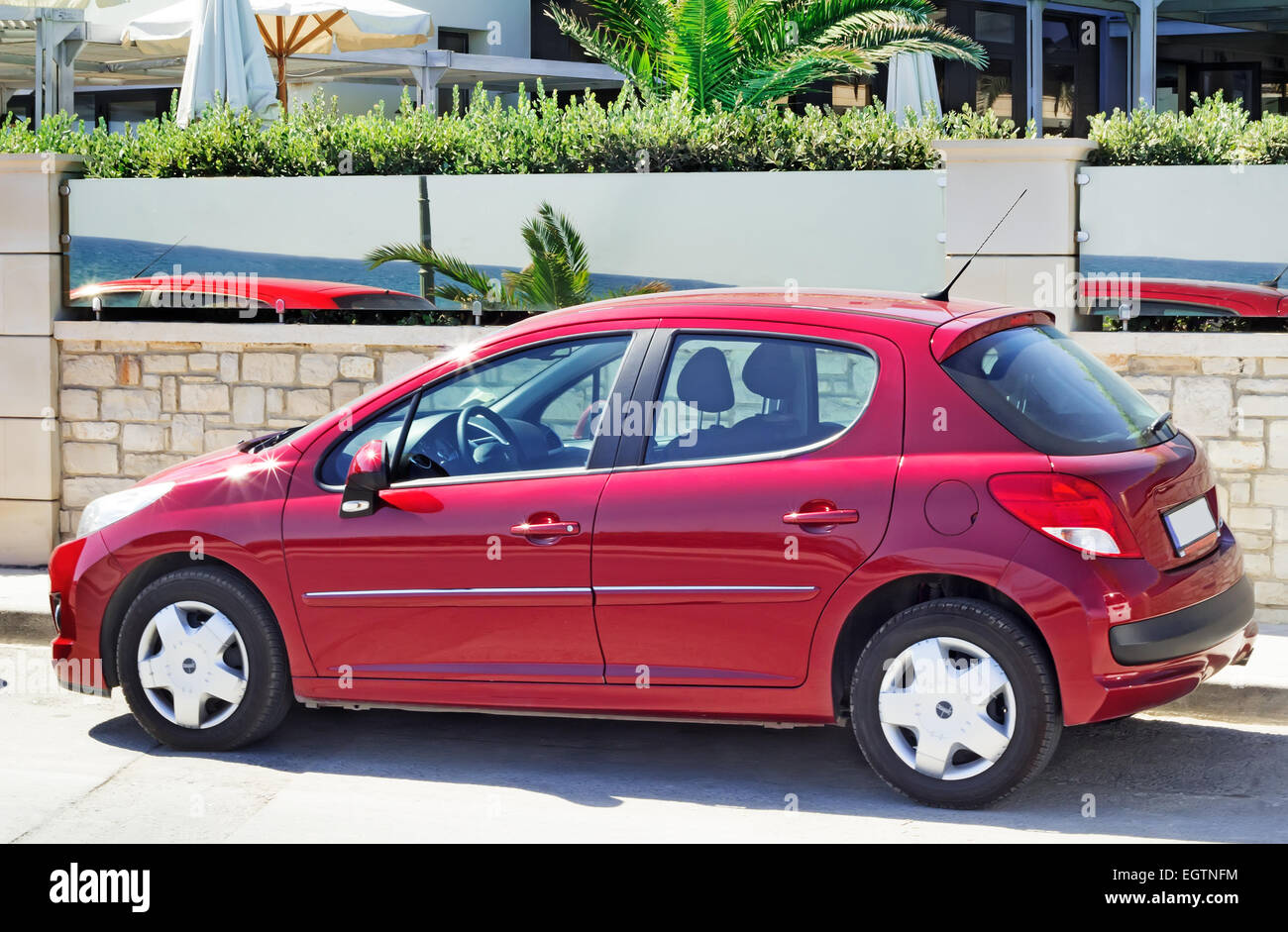 Vicino a Hotel parcheggiati in una piccola automobile bianco. Foto Stock