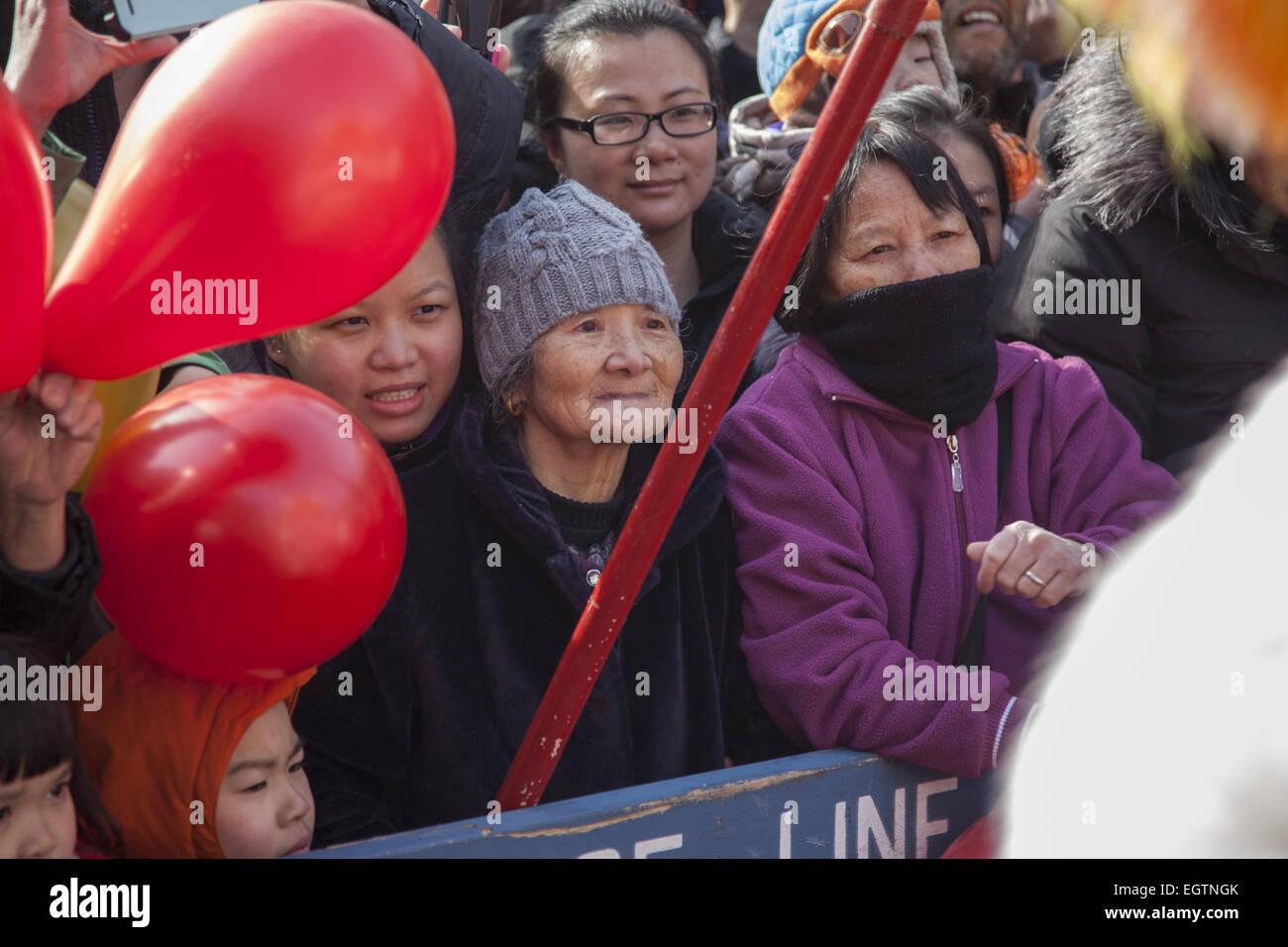 Il popolo cinese da Chinatown/Sunset Park quartiere di Brooklyn, NY festeggiare il Capodanno Cinese con una parata e il festival portando nell'anno della Ram, 2015 Foto Stock