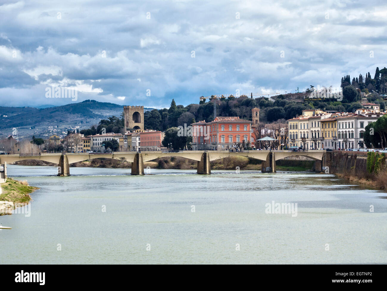 Il fiume Arno e il Ponte alla Carraia a Firenze, Italia, con il distretto di Oltrarno sulla sponda sud (destra) Foto Stock