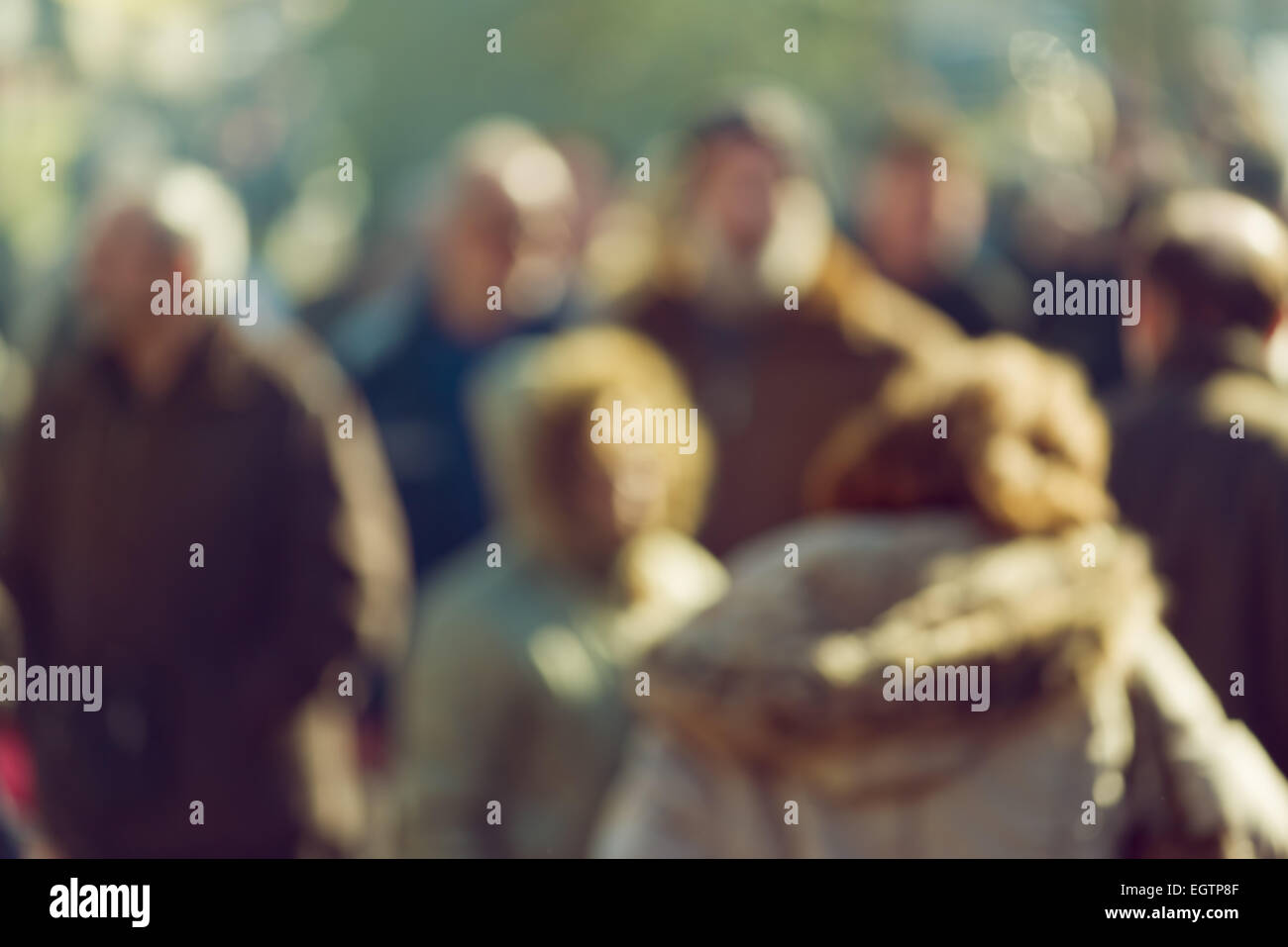 La folla di gente che camminava per strada in Bokeh, irriconoscibile gruppo di uomini e donne come la sfocatura dello sfondo urbano. Foto Stock