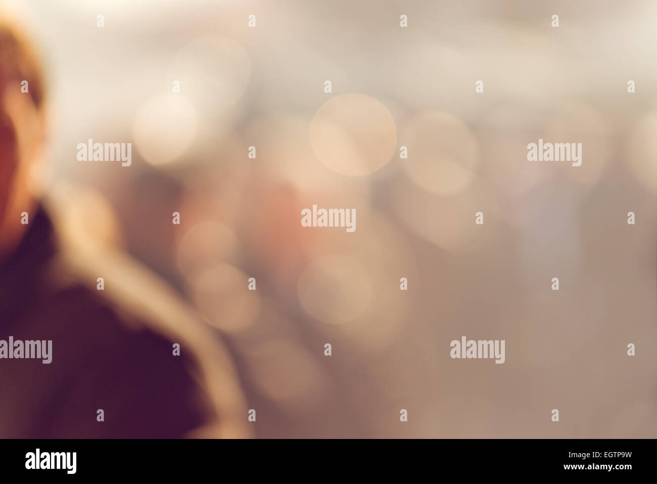 La folla di gente che camminava per strada in Bokeh, irriconoscibile gruppo di uomini e donne come la sfocatura dello sfondo urbano. Foto Stock
