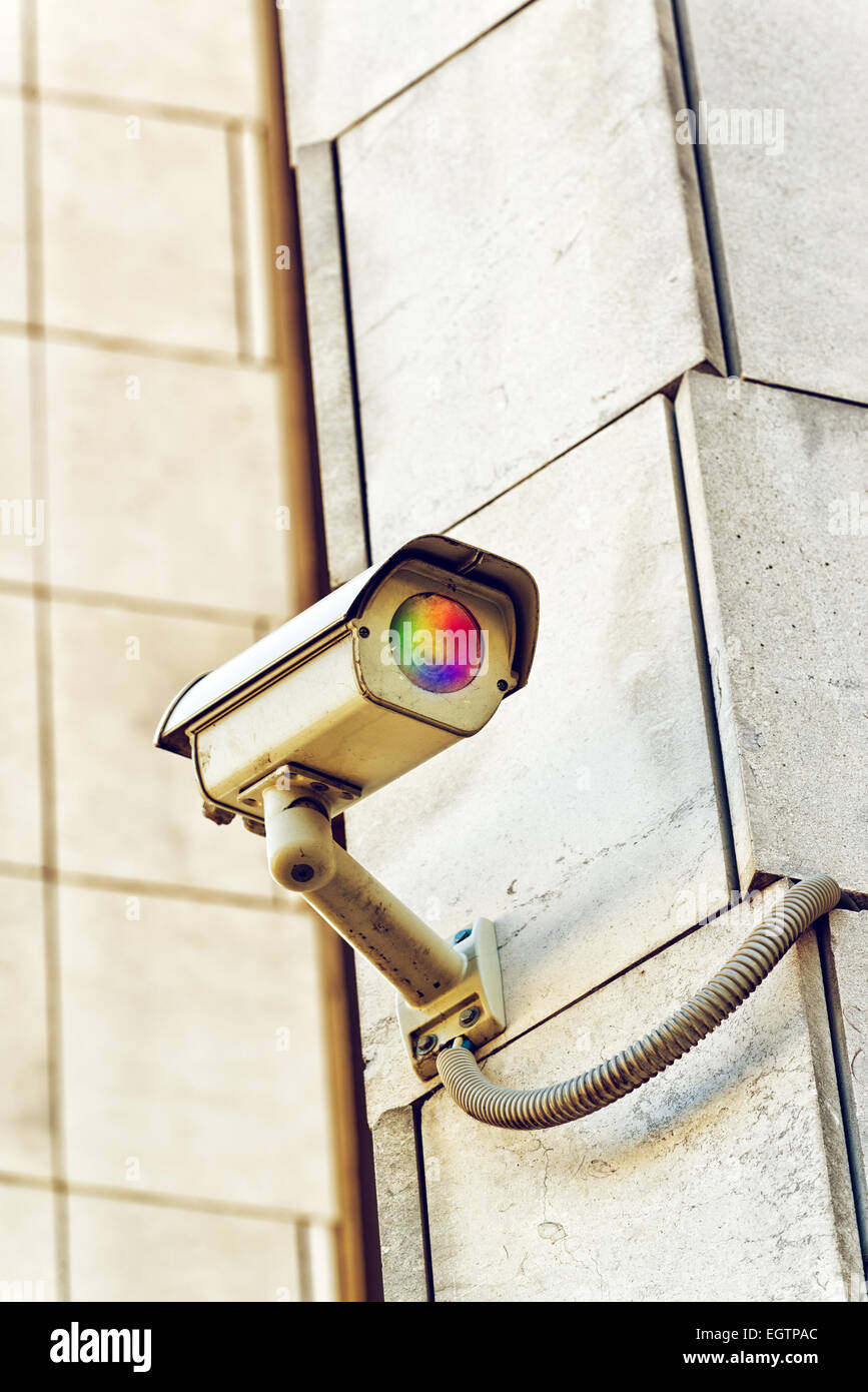 Sicurezza telecamera TVCC montato sulla parete dell'edificio come al di là della proprietà privata sistema di protezione o il grande fratello Concept Foto Stock