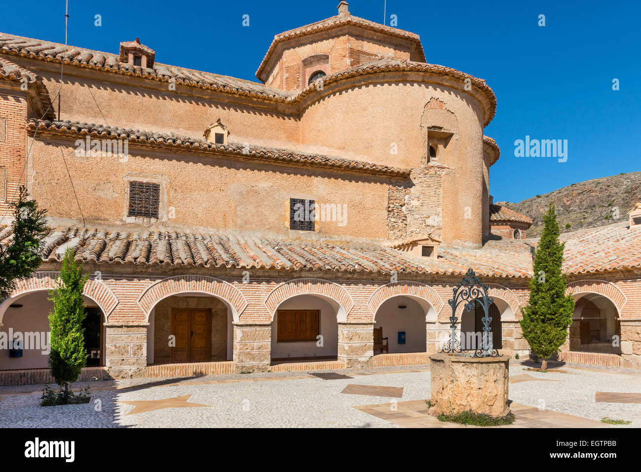 Il cortile della struttura Hospederia vergine del Saliente nei pressi di Albox Provincia di Almeria Andalusia Spagna Foto Stock