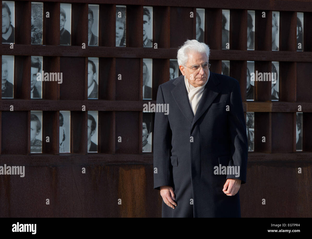 Berlino, Germania. 02Mar, 2015. Il presidente di Italia, Sergio Mattarella, visite la finestra della memoria" presso il Memoriale del Muro di Berlino a Berlino, Germania, 02 marzo 2015. La finestra della memoria" commemora il almeno 138 morti, che morì a parete o in connessione con il regime della RDT. Tra le vittime vi è Giuseppe Savoca, che morì annegato nel fiume Sprea come un bambino di sei anni in 1974. Foto: SOEREN STACHE/dpa/Alamy Live News Foto Stock