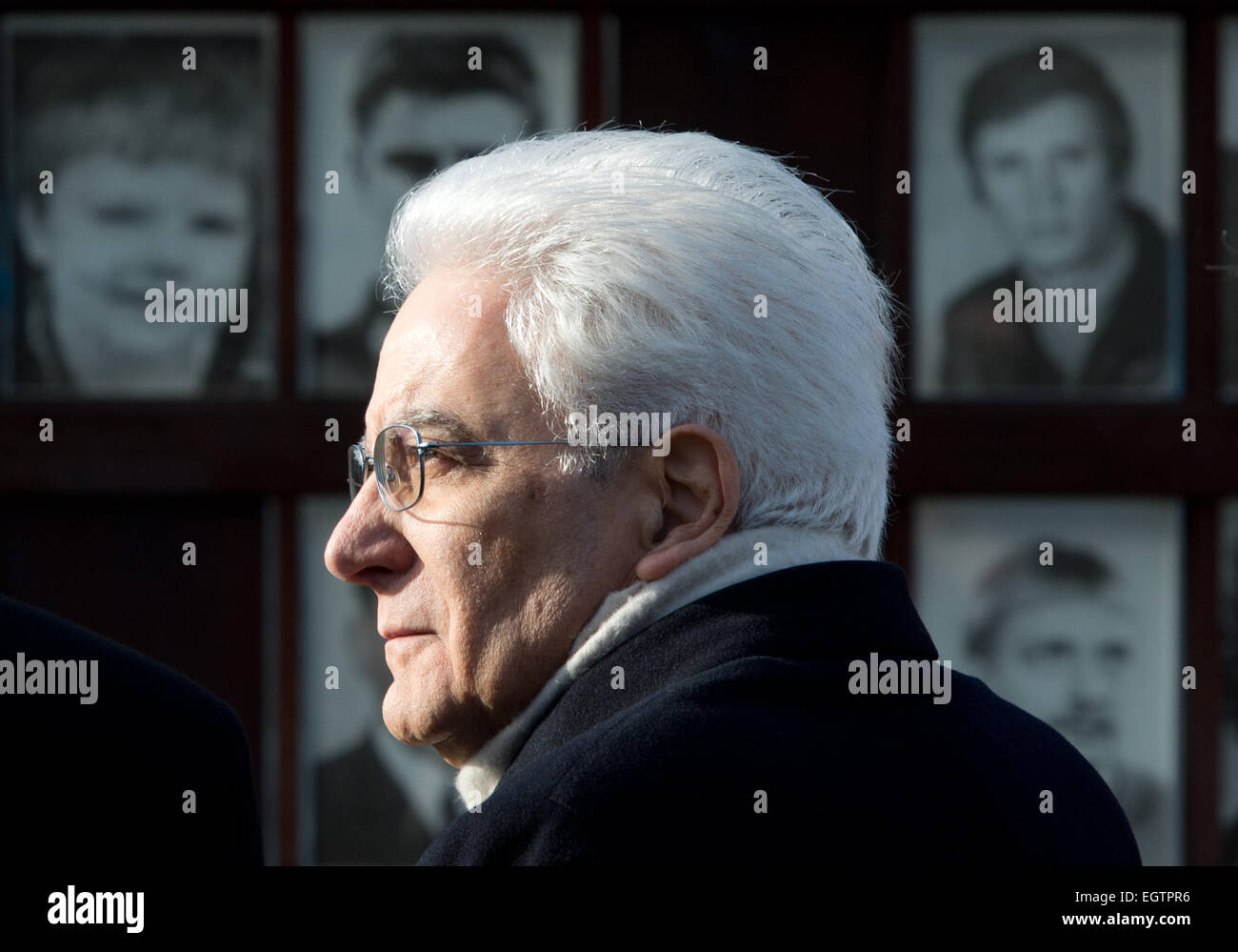 Berlino, Germania. 02Mar, 2015. Il presidente di Italia, Sergio Mattarella, visite la finestra della memoria" presso il Memoriale del Muro di Berlino a Berlino, Germania, 02 marzo 2015. La finestra della memoria" commemora il almeno 138 morti, che morì a parete o in connessione con il regime della RDT. Tra le vittime vi è Giuseppe Savoca, che morì annegato nel fiume Sprea come un bambino di sei anni in 1974. Foto: SOEREN STACHE/dpa/Alamy Live News Foto Stock