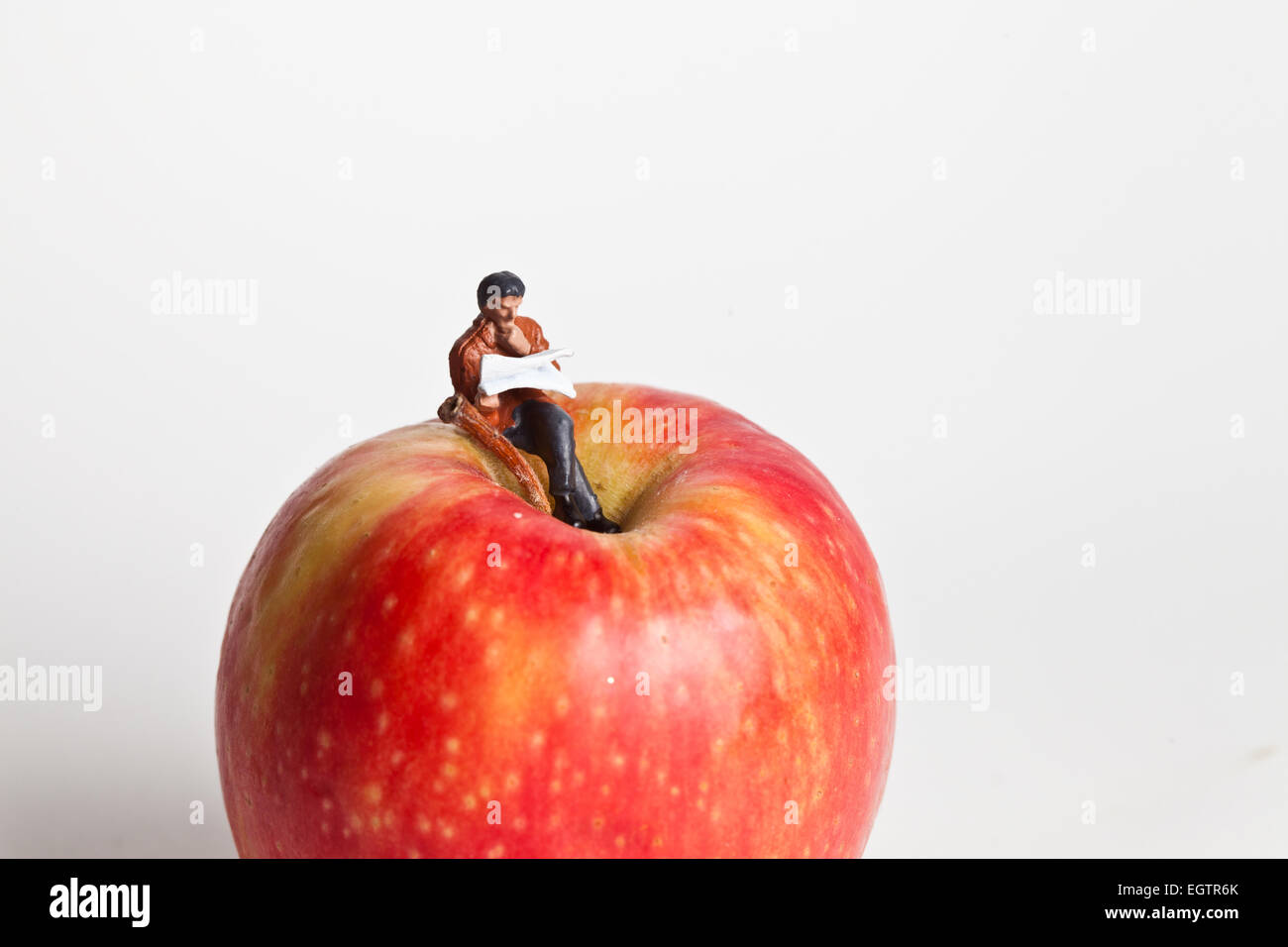 Persone in miniatura in azione in varie situazioni Foto Stock