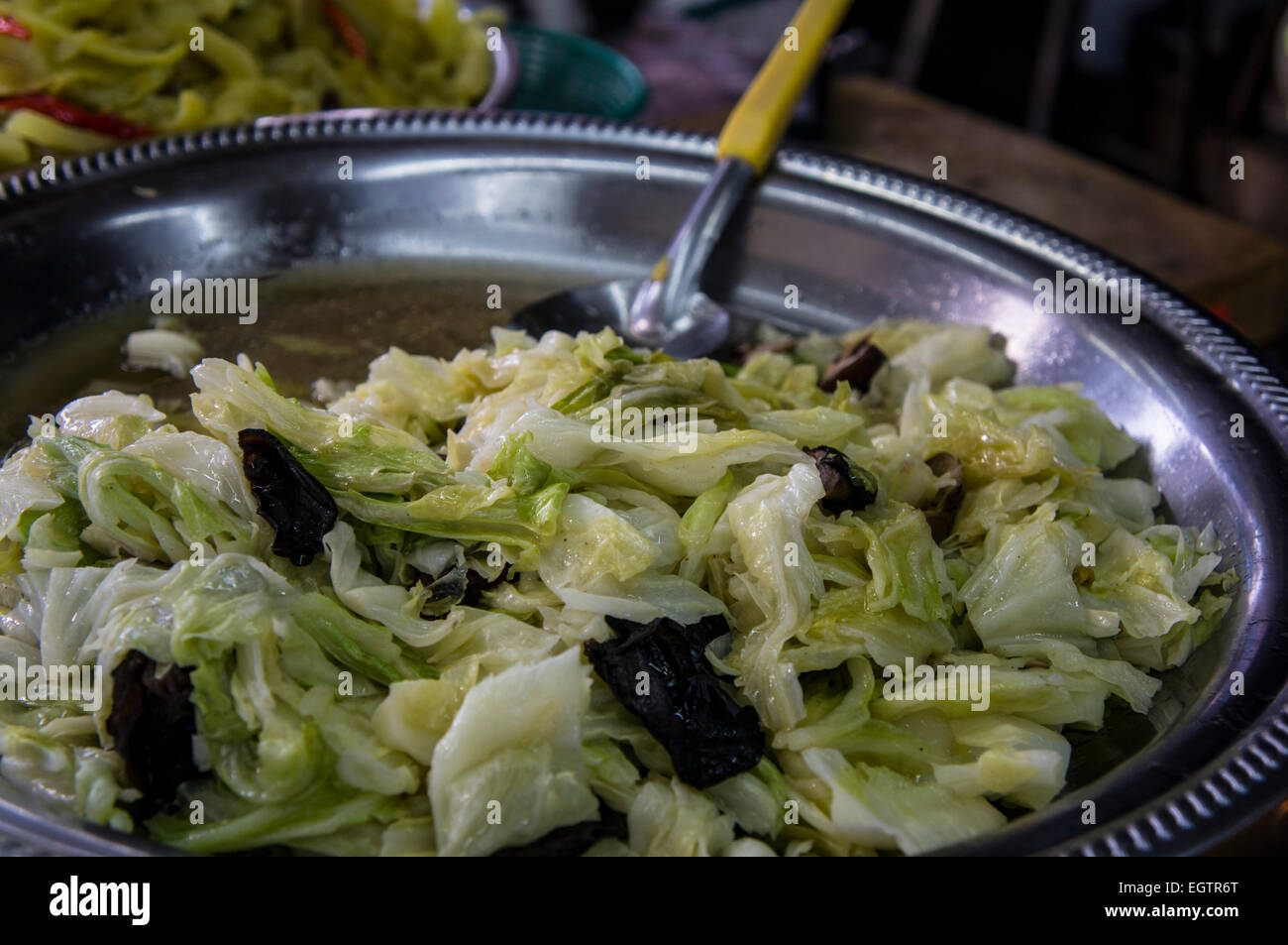 Cibo tailandese venditore ambulante di curry erbe basilico carne di maiale pollo Foto Stock