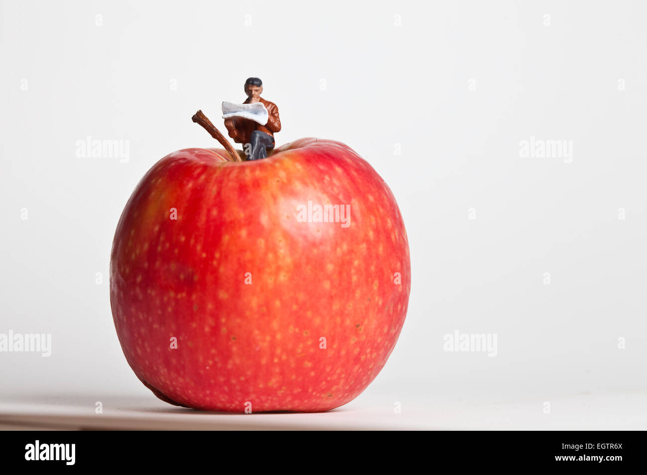 Persone in miniatura in azione in varie situazioni Foto Stock