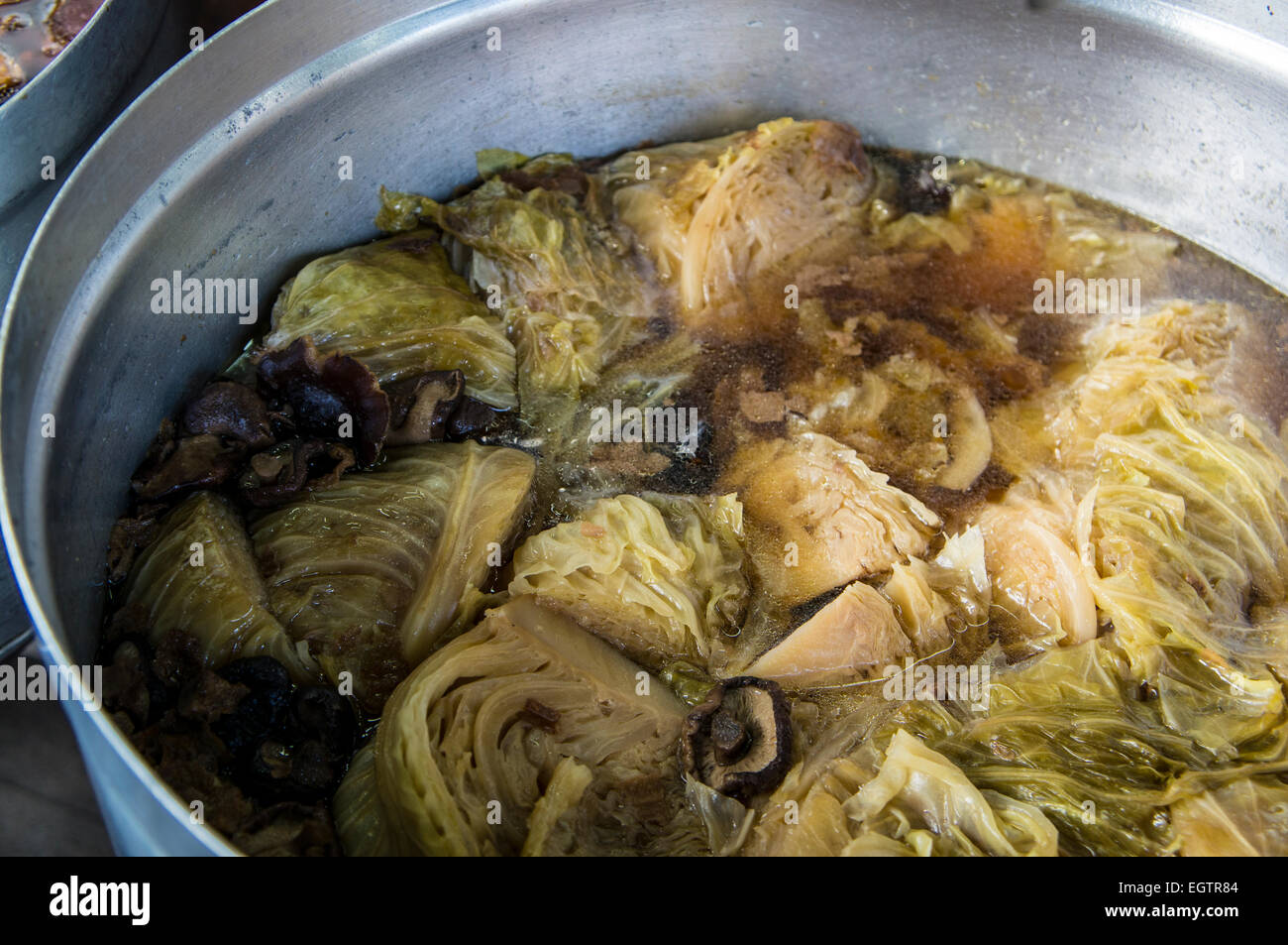 Cibo tailandese venditore ambulante di curry erbe basilico carne di maiale pollo Foto Stock
